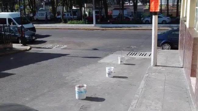 ¿Multa por apartar lugares con botes en CDMX? Esto pagarás en 2025 si incumples la ley