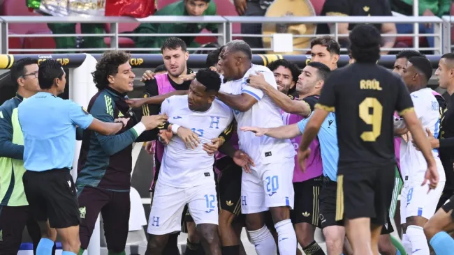 Ochoa sufre agresión de jugador hondureño; Javier Aguirre ‘da la cara’ por Memo