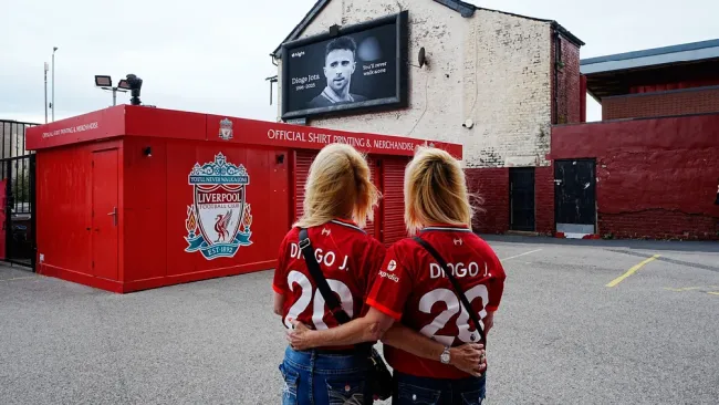 Fanáticos de Liverpool despiden a Jota