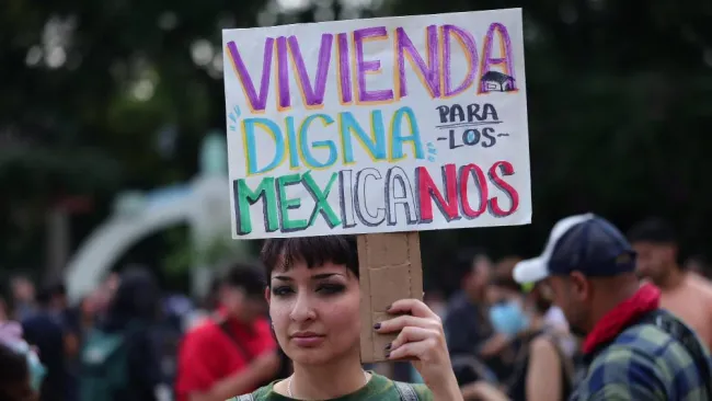 Manifestación contra la gentrificación en CDMX termina con violencia y agresiones a Luisito Comunica
