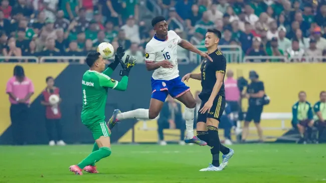 ¡Casi regala el segundo! Luis Ángel Malagón titubea ante Estados Unidos y para balón con la cara