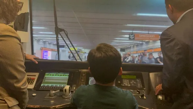 Metro CDMX cumple sueño de un niño fanático: 'conduce' un tren por su cumpleaños