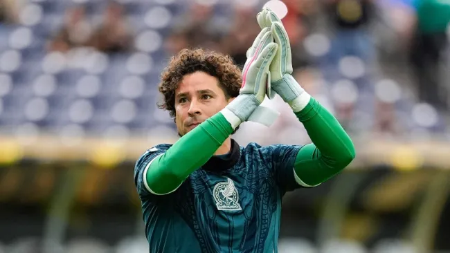 Memo Ochoa rompe en llanto tras levantar su sexta Copa Oro 