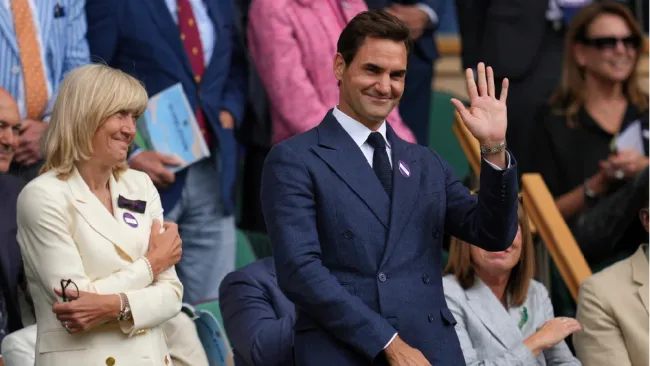 Roger Federer apoya a Novak Djokovic desde el palco real de Wimbledon