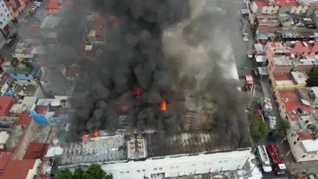 Dos incendios en CDMX arrasan con bodega de ropa y puestos de mercado 