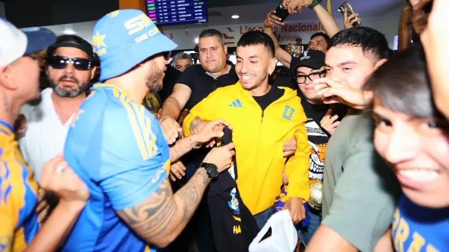 Ángel Correa desata la locura con su llegada a Nuevo León