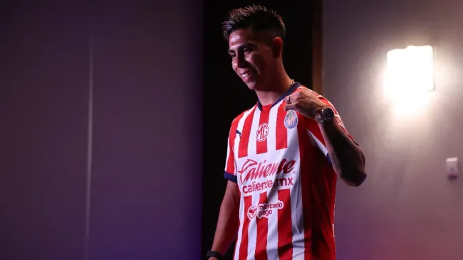 Efraín Álvarez hereda el número 10 de Chivas tras Alexis Vega