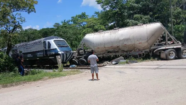 Tren Interoceánico sufre choque con tráiler en Tabasco