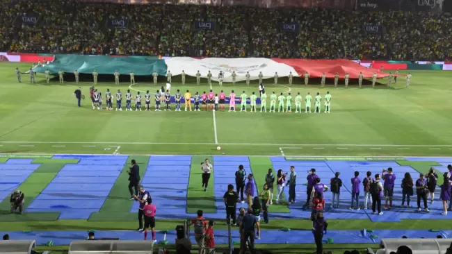 Sonido falla en el Himno Nacional Mexicano previo al Juárez vs América y afición abuchea