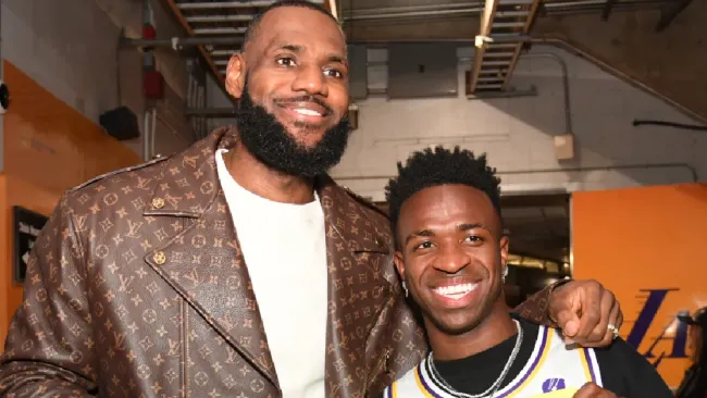 Vinicius y Lebron James
