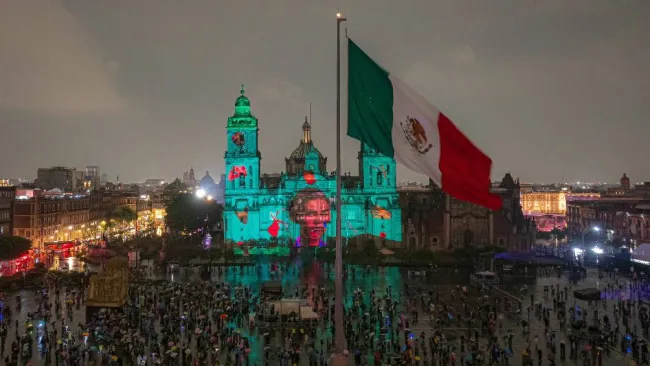 Ya están en el Zócalo las esculturas gigantes por los 700 años de Tenochtitlán