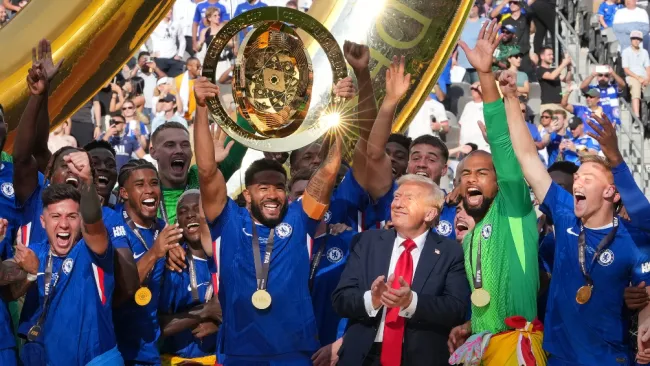 Trump no quiso moverse de la foto oficial del campeonato