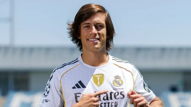 Álvaro Carreras fue presentado con el Real Madrid