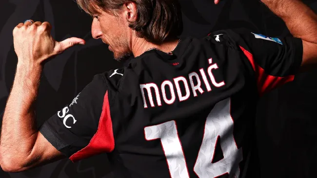Luka Modric sorprende a un pequeño fanático en su presentación con el Milan