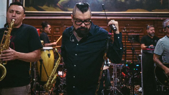 El artista debe de guardar reposo por lo menos unos tres meses.