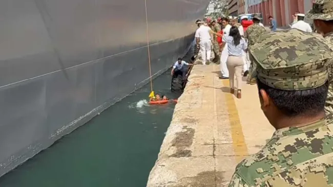 VIDEO: Bailarina cae al mar de Acapulco durante despedida de buque japonés Kashima
