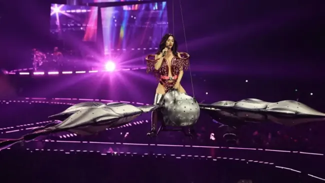 VIDEO: Katy Perry casi cae en pleno show en San Francisco por una falla técnica en su escenografía