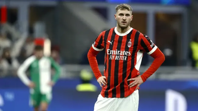 ¿Y Santi? Giménez es borrado por AC Milan en lista rumbo a pretemporada