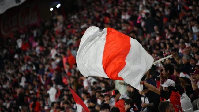 Así fue la pelea brutal en tribunas entre hinchas 