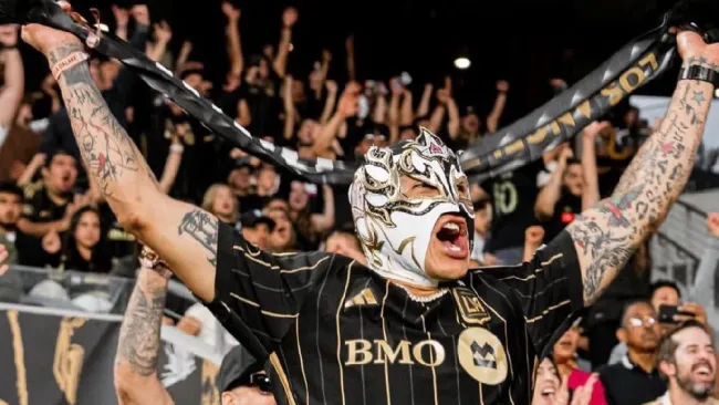 Rey Fénix en el BMO Stadium
