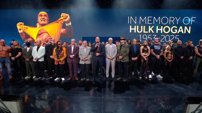 Luchadores y directivos reunidos para el homenaje al Hulkster