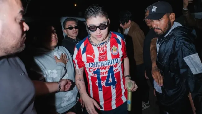 El artista subió con la playera de CH14 a su presentación