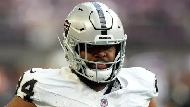 ¡Por cariñoso! Raiders despiden a Christian Wilkins por besar a compañero en la cabeza