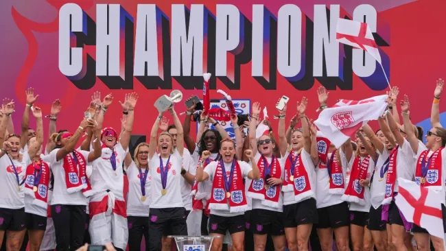 Las inglesas celebran su triunfo en la Euro