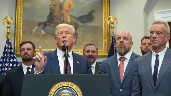 ¿Cómo llegó ahí? Triple H hace acto de presencia en discurso de Donald Trump
