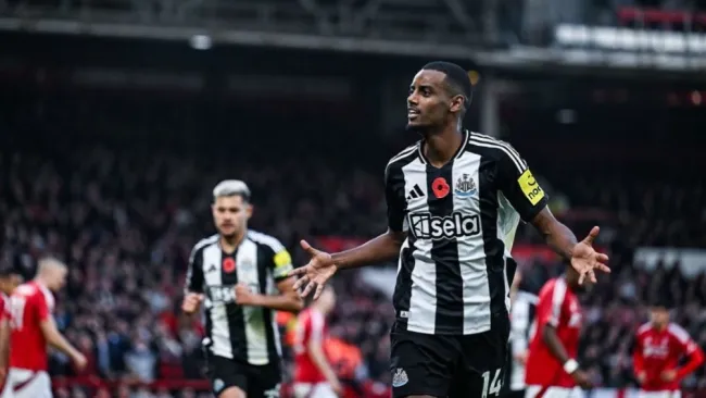 Aficionados dedicaron pancarta a Alexander Isak