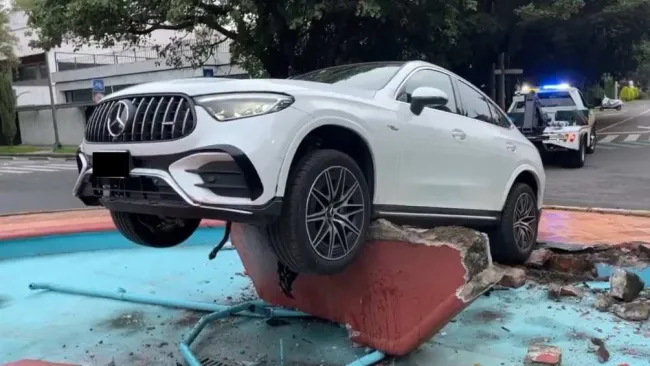 VIDEO: Automovilista se queda dormido y choca su Mercedes Benz contra fuente, en Polanco