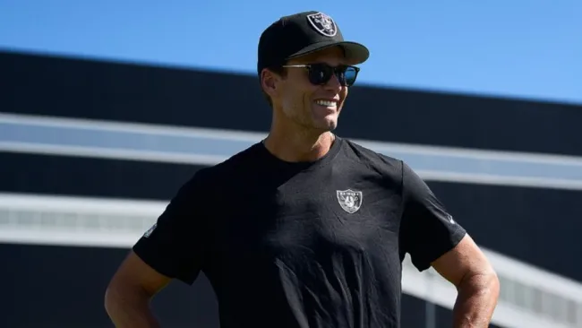 Brady visitó a los Raiders previo al arranque de pretemporada