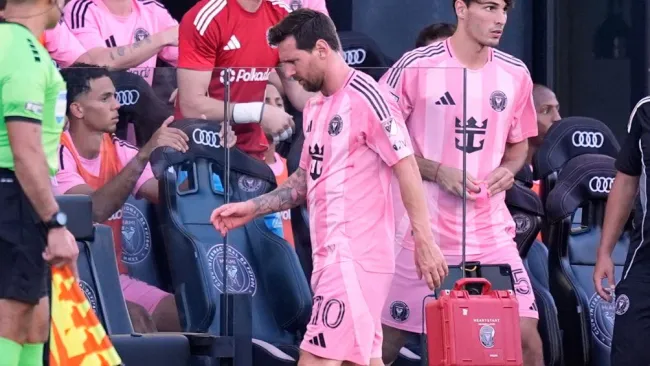 Messi salió lesionado ante Necaxa