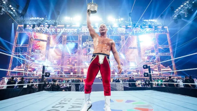 Rhodes festejando su victoria en el King of the Ring 2025