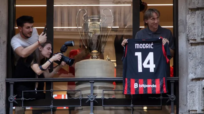 El mediocampista croata fue presentado por el Milan