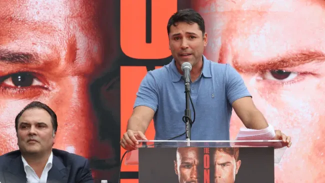 Óscar De la Hoya rompe el silencio sobre su ausencia en la pelea Canelo vs Mayweather 