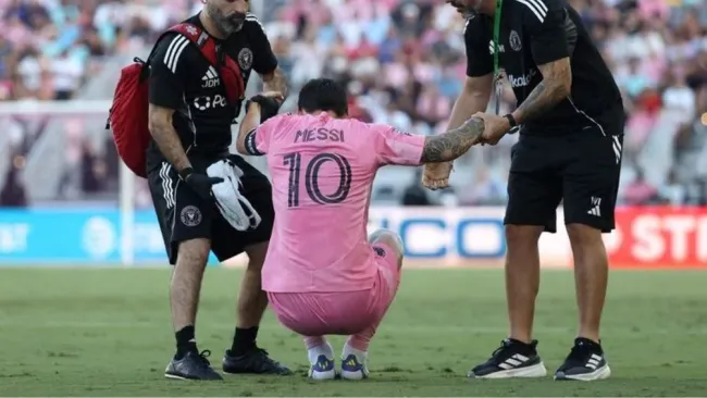 Messi salió del partido contra Necaxa por lesión