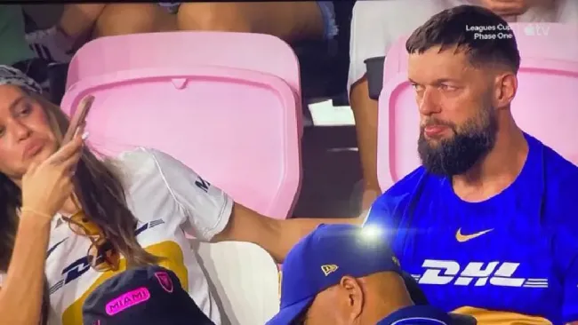 ¿Auriazul? Finn Bálor fue captado en el partido de Pumas vs Inter Miami