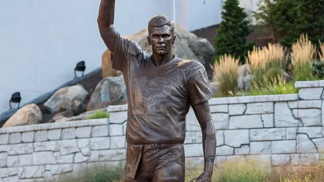 La estatua de Brady afuera del Gillette Stadium