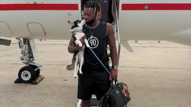 Allan Saint-Maximin llega a la Ciudad de México con su familia y sus dos perros