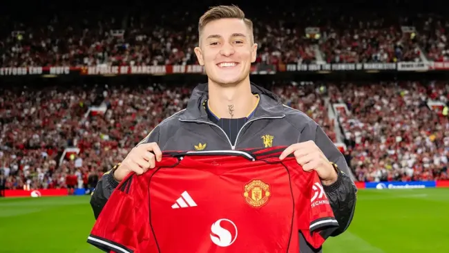Benjamin Sesko fue presentado oficialmente por Manchester United como su nuevo jugador