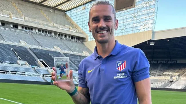 Griezmann presume su card de Messi