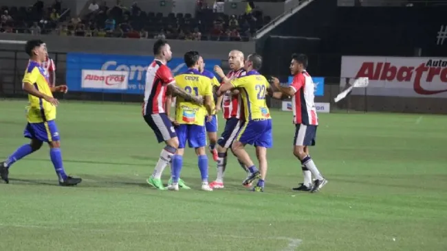 Bofo Bautista protagoniza pelea en Clásico de Leyendas