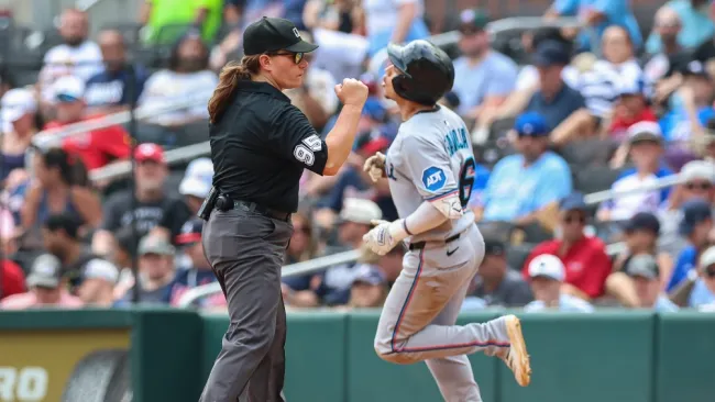 Jen Pawol rompe barrera de género en la MLB como la 1ra umpire en un juego de campaña regular