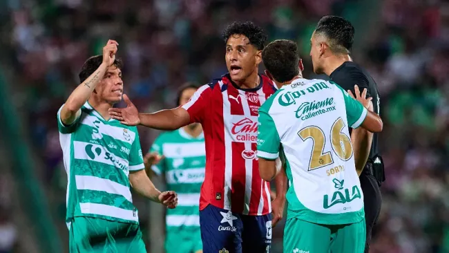 ¿Para Chivas no vale? Aficionados de Guadalajara comparan jugadas polémicas ante León y Santos