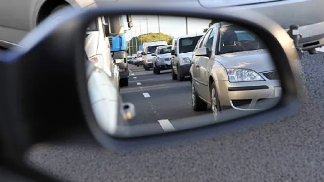 ¿Podrías recibir una multa por tapar los espejos del auto con bolsas de plástico?