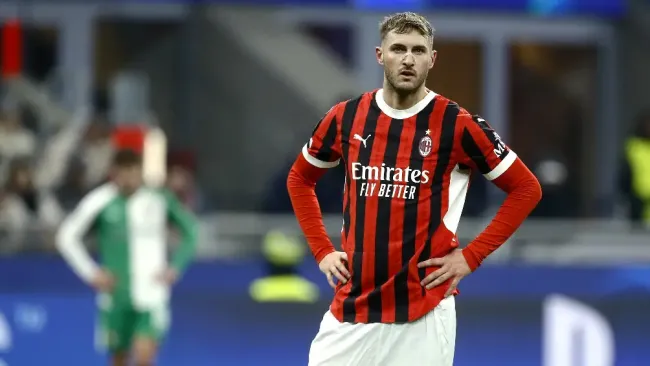 Aficionados de Milán cargan contra Santiago Giménez: 'Seré tu enemigo'