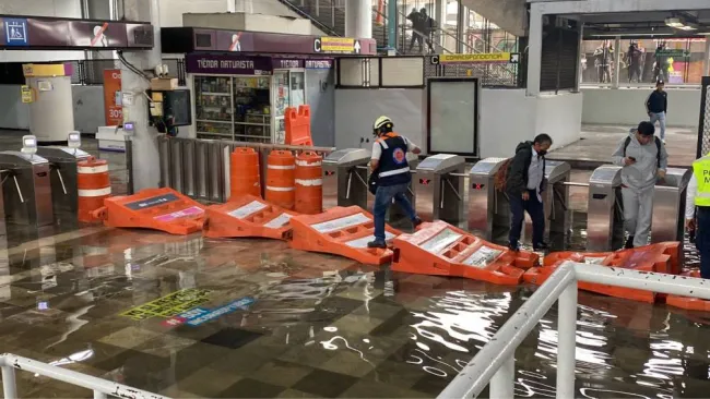 ¡Metro Pantitlán, inundado! Usuarios cruzan entre charcos y plásticos para llegar a andenes