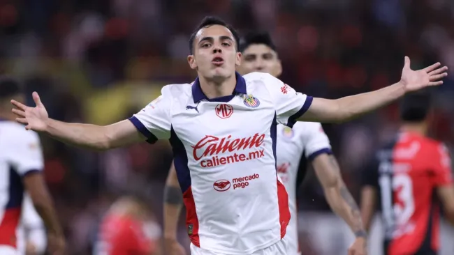 ¡Oficial! Hugo Camberos renueva contrato con Chivas