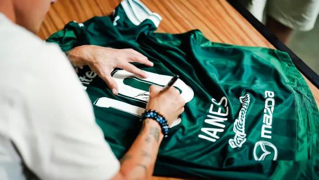 Convivencia de James Rodríguez con fans de León